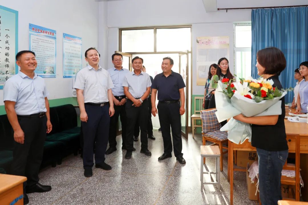 临汾新闻早知道 |投错垃圾最少罚百元；64家楼盘可购；4所医药机构违规；寻肇事女子；抓获5名涉毒人员