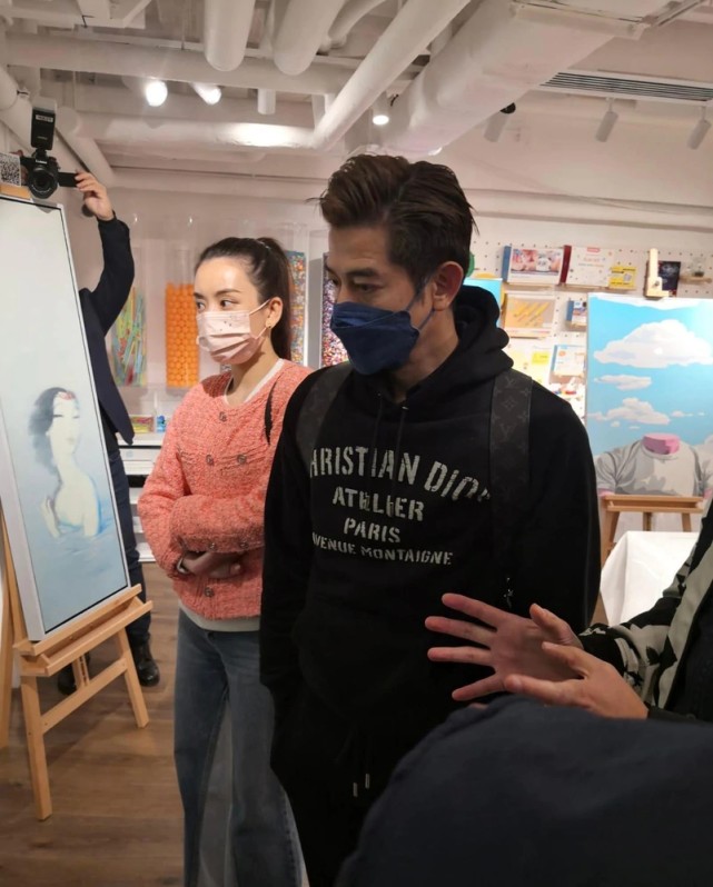 方媛深夜曬母女同框，單手抱娃媽媽力max，女兒睡前撒嬌超黏人