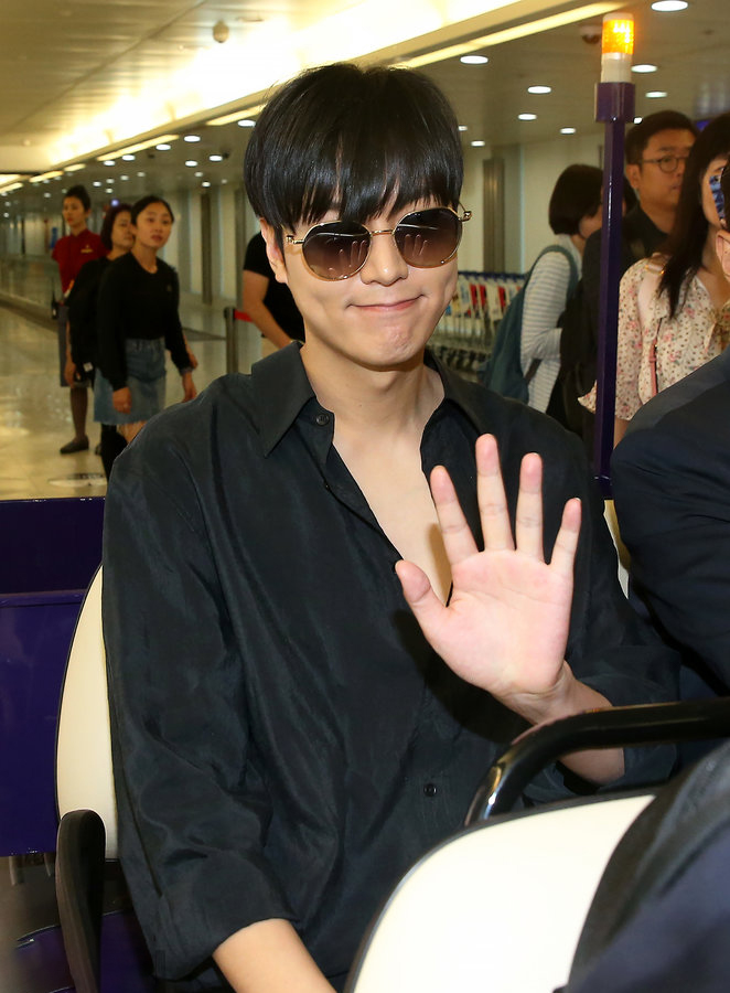 35岁李敏镐退伍后变高调，穿黑衬衫少系一颗纽扣，帅得差点认不出