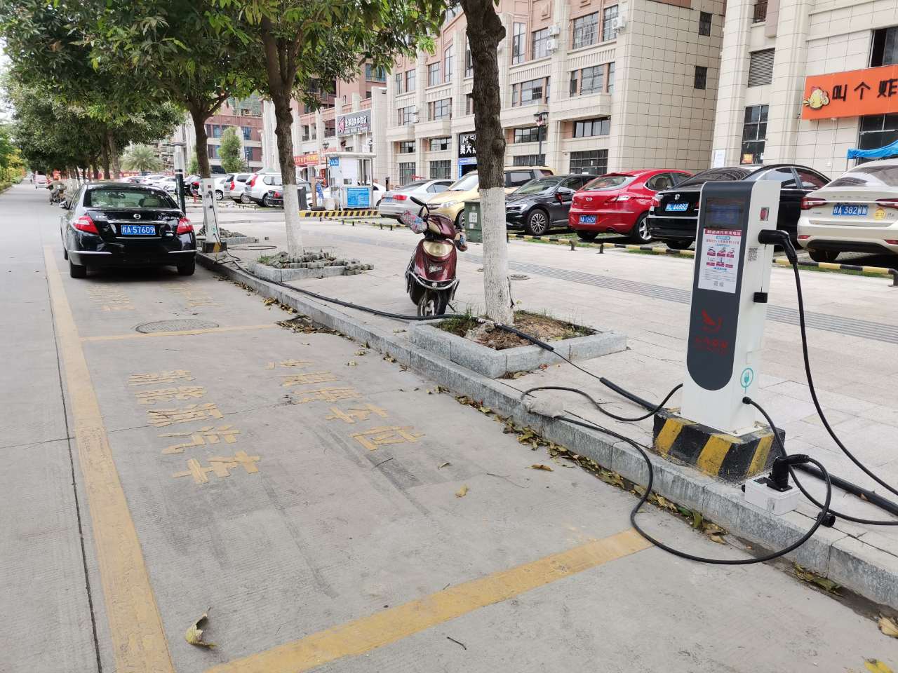 百色云鳥積極維護(hù)田東天成臻品汽車充電樁故障 助力綠色出行