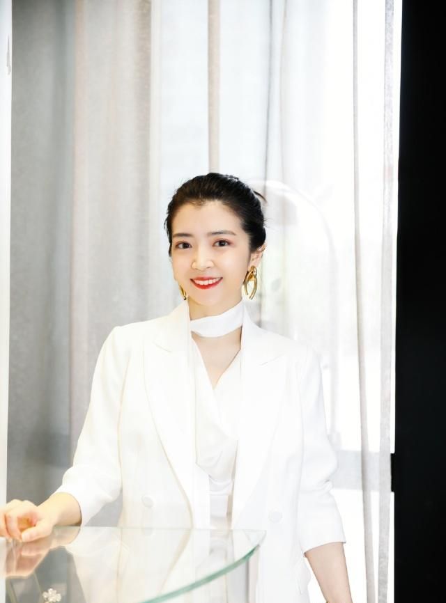 夏天，奔四奔五的女人，謹記這些白襯衫搭配技巧，才能減齡又時髦