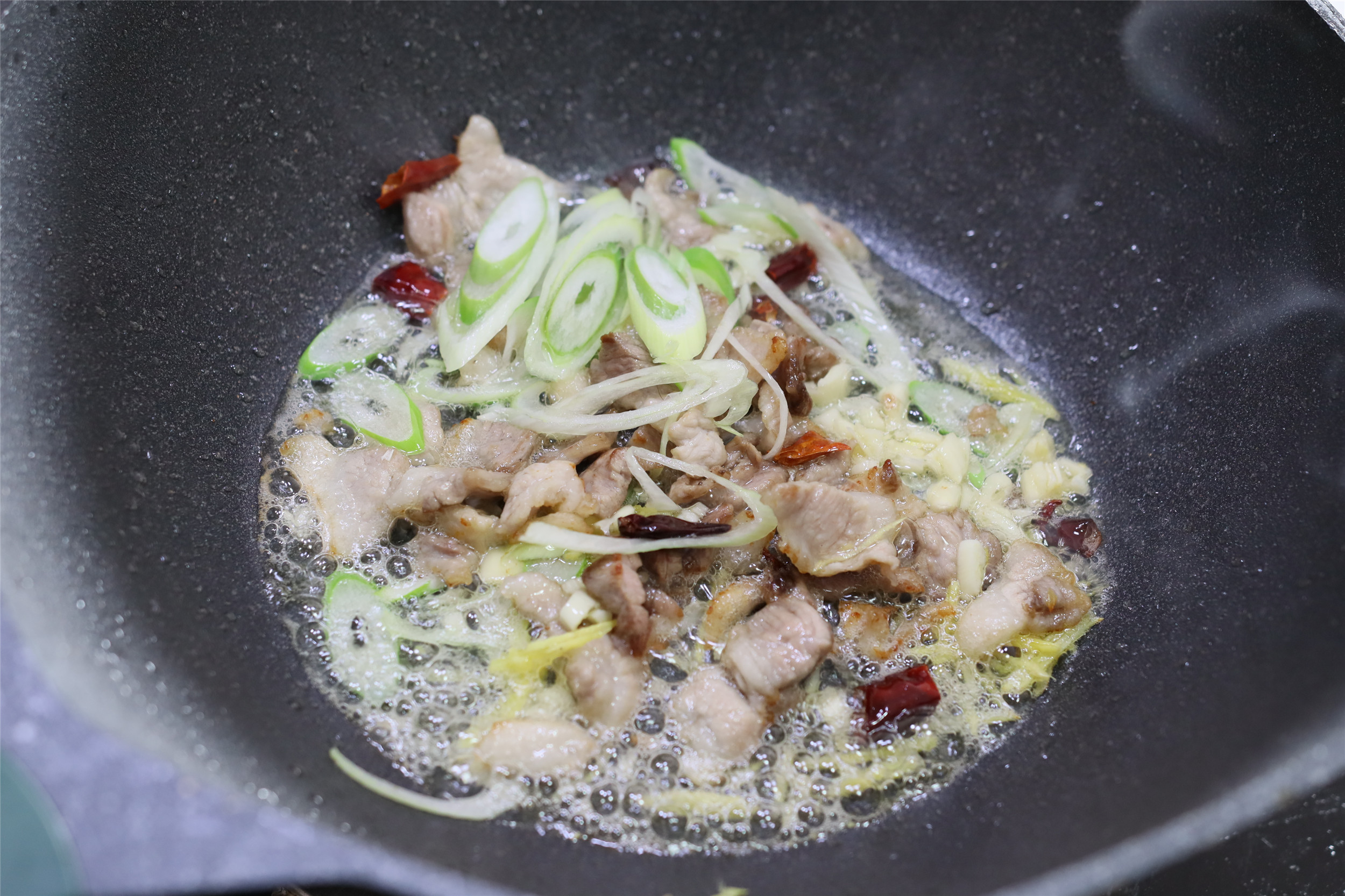 口蘑炒五花肉，想不到這麼一做，鮮味如此濃郁，吃過1次忘不掉