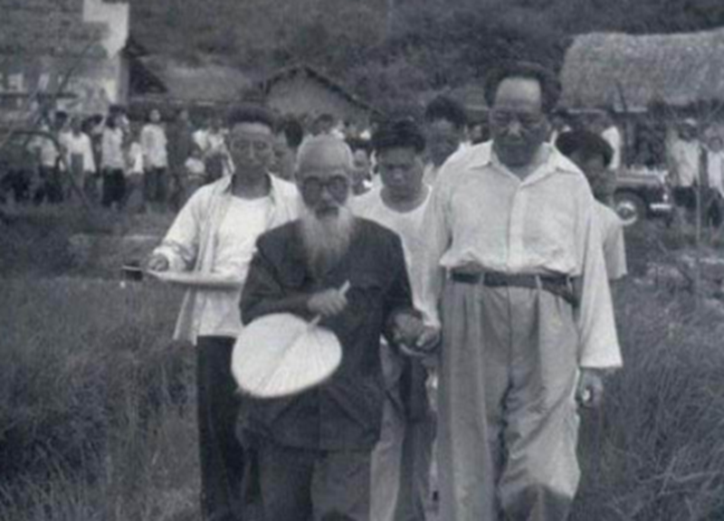 毛澤東時隔32年重回韶山，看到父母墳?zāi)蛊茽€不堪：不要修，就這樣