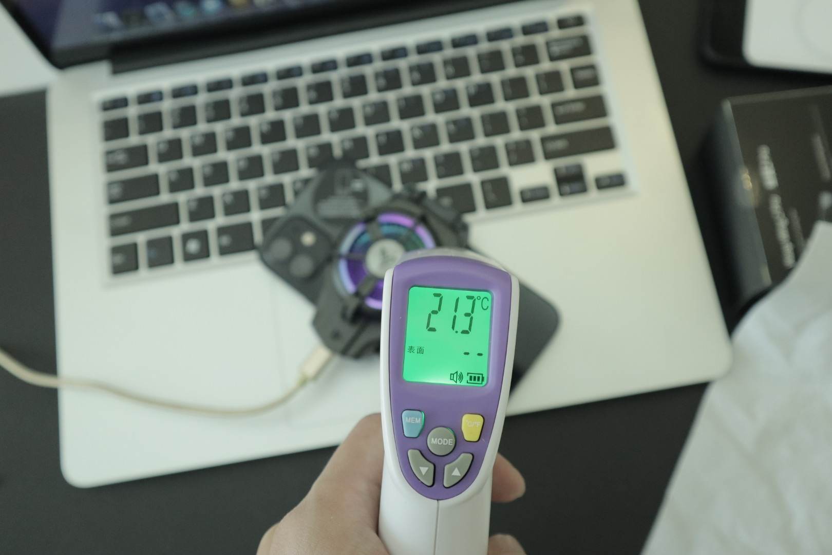 夏天到了别忘了给手机降降温，飞智蜂翼2Pro手机散热器评测