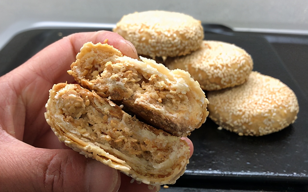 傳統小吃香酥芝麻餅，香味濃郁，酥脆多層，咬一口直掉渣