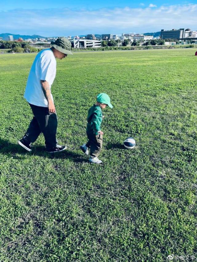 余文樂首曬一家四口合照，半歲女兒正面照曝光，妹妹小臉傲嬌可愛