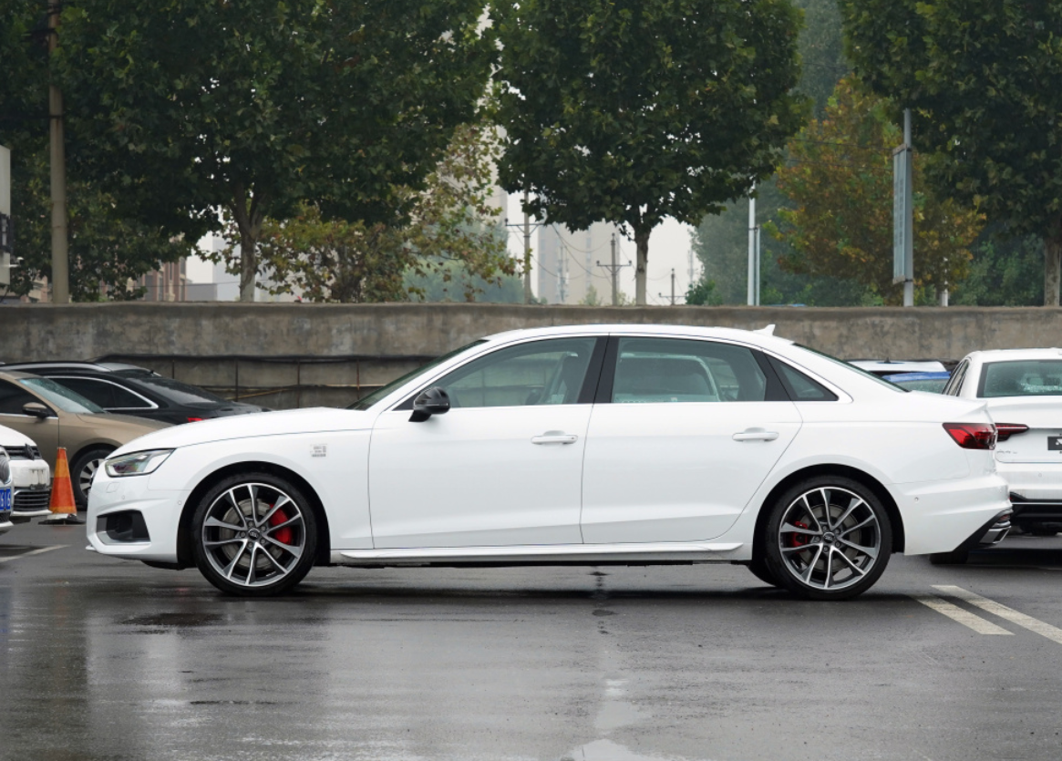 性能实用两不误，奥迪A4L外型亮眼，8.2秒破百