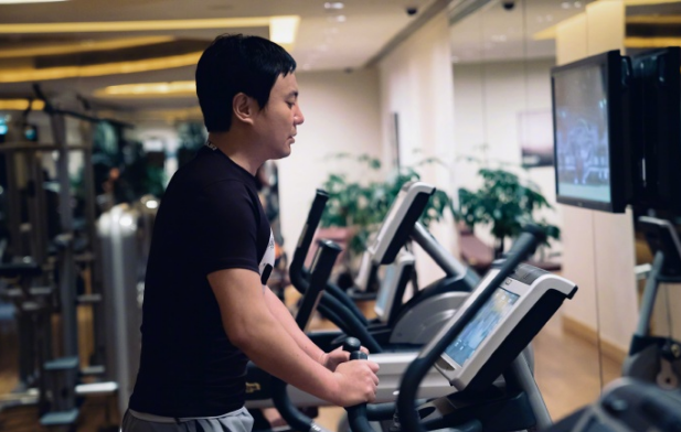 40岁沈腾罕晒健身照，腰细手臂肌肉感强侧颜帅，网友：校草回归