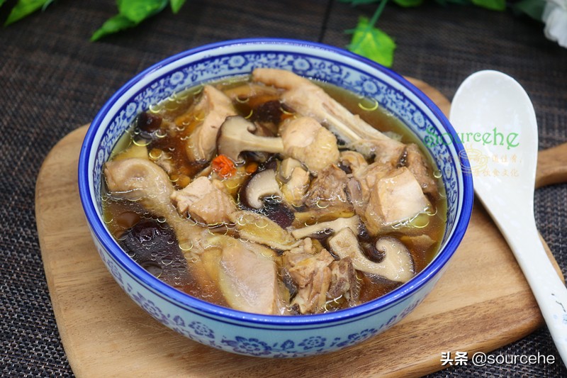 煲雞湯加這三種食材，熱乎乎暖暖的，很適合長輩喝，尤其冬天