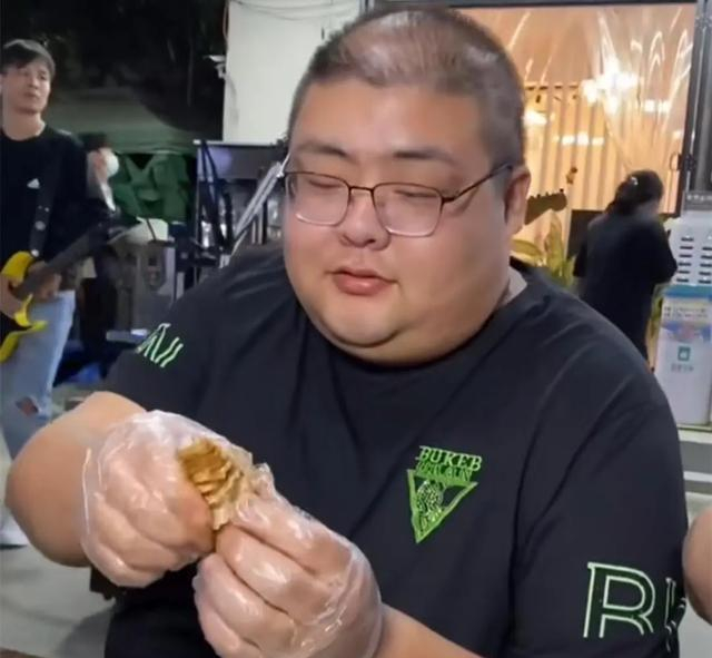 泡泡龙生前曾被好友倒灌花生油，画面让人非常