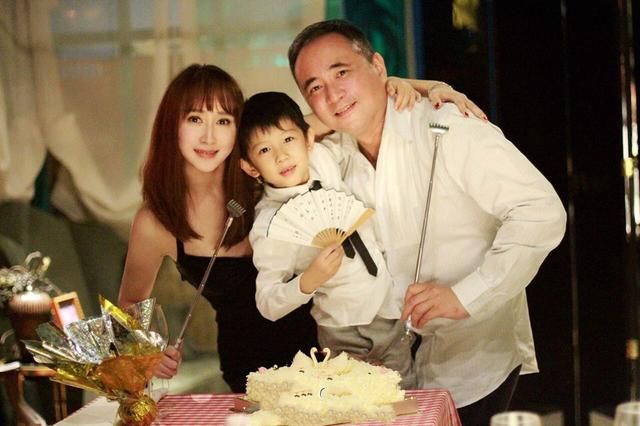 43岁胡静：身材和颜值如同少女，嫁入豪门，把老公熬成“爹”