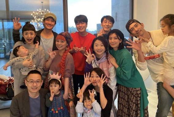 贾静雯晒好友团合照，咘咘戴眼镜仍难掩漂亮，小女儿却似不开心？