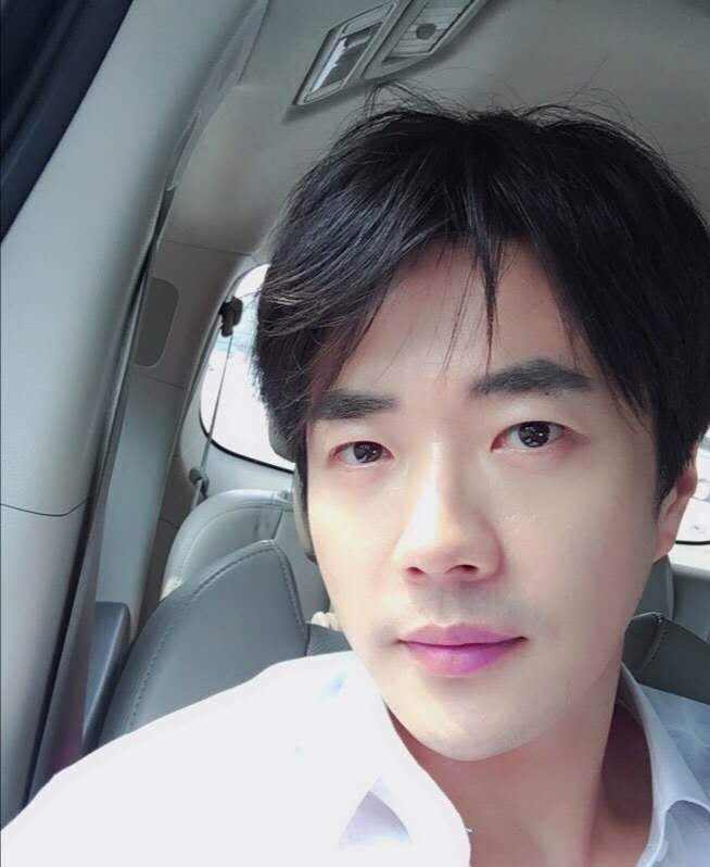 但如今,44岁的权相佑已经与之前的"忧郁王子"大不相同,现在的他身材