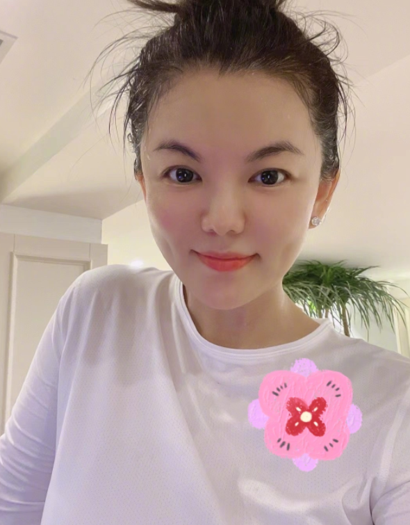 李湘现身夜店嗨翻天，晒奢华珠宝价值不菲，瘦出尖下巴酒窝好迷人