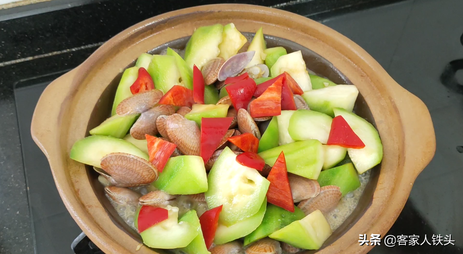 6月天热多给家人吃丝瓜，配上花甲做一锅，多汁味美，营养又下饭