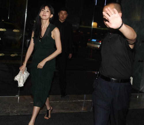 纠缠|被男子拉头发纠缠欧阳娜娜报平安 艺人真的需要保镖吗？