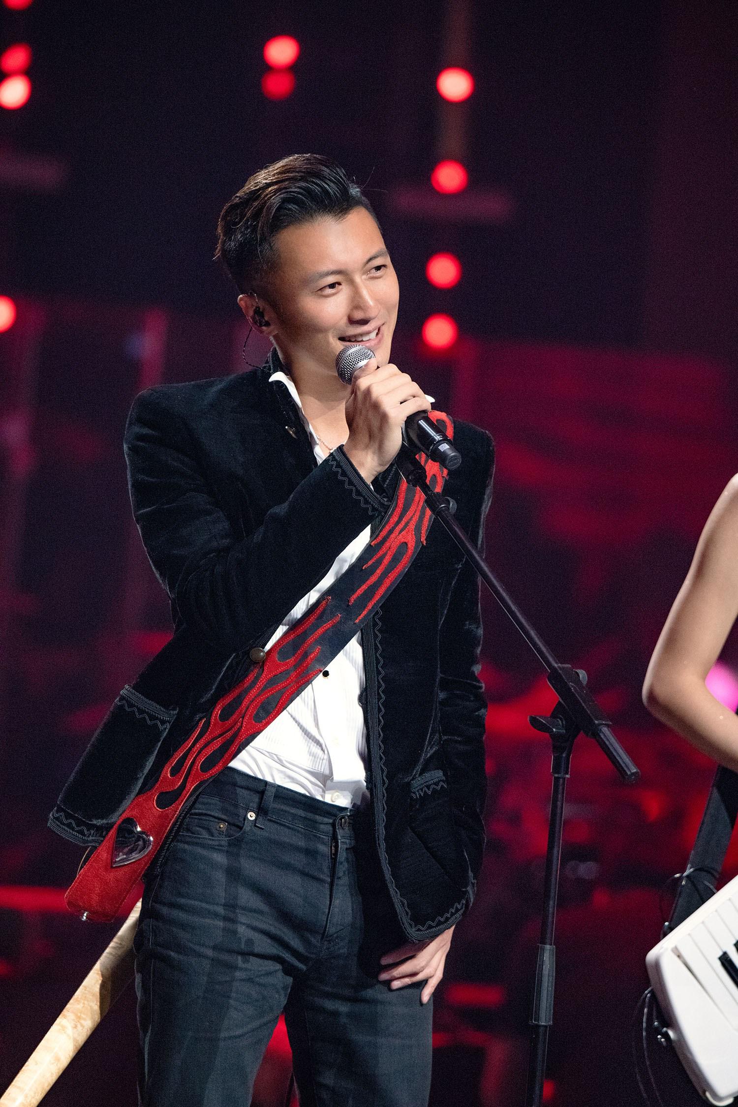 他年少成名，曾经被看作是香港电影的希望，如今却以炒菜为生