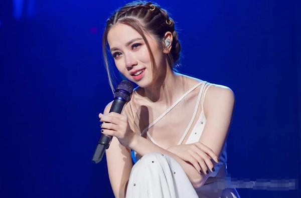 鄧紫棋：忘掉一個人，需要帶點恨