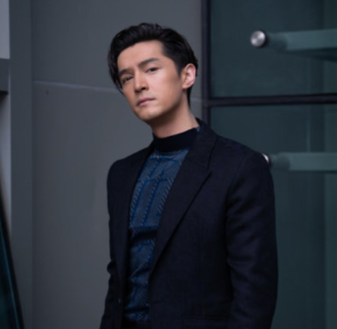 胡歌被传与薛佳凝复合，同台站在薛佳凝身后显亲密，胡歌方已否认