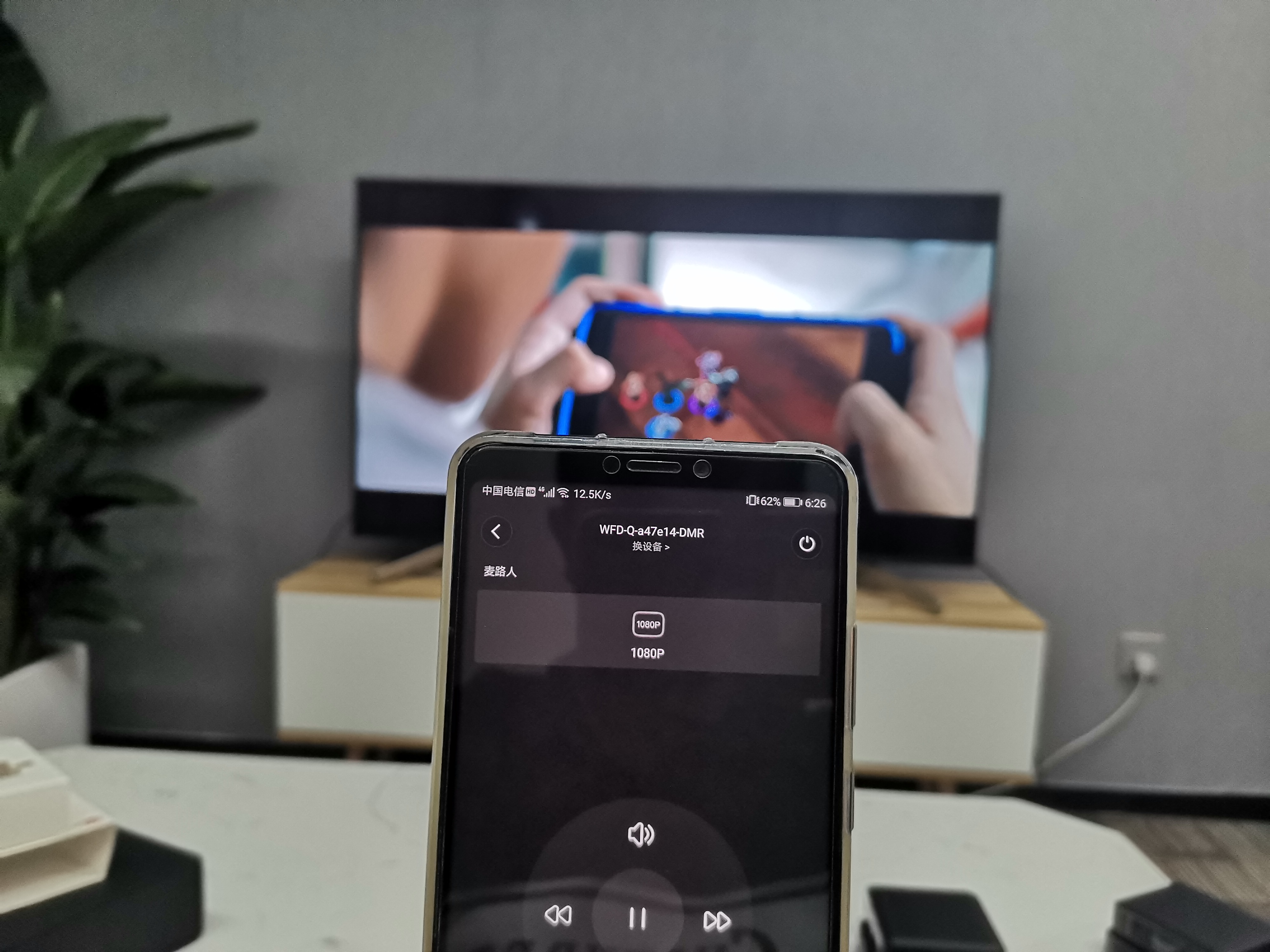 How to connect the projector wirelessly to computer and mobile phone