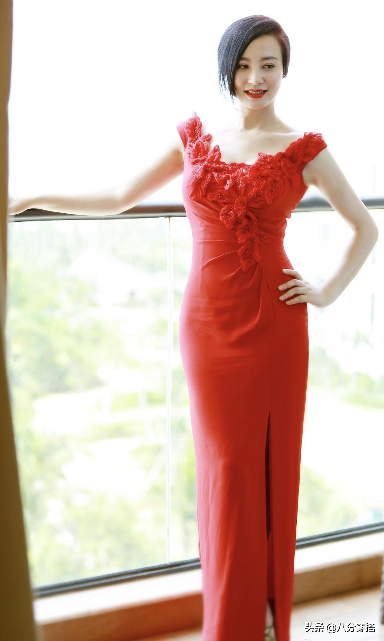 陶红把大红色连衣裙穿得那么美，优雅大气，一般人穿不出来这效果