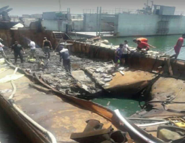 伊朗海军损失惨重！中弹军舰惨状曝光，舰岛竟被完全炸飞