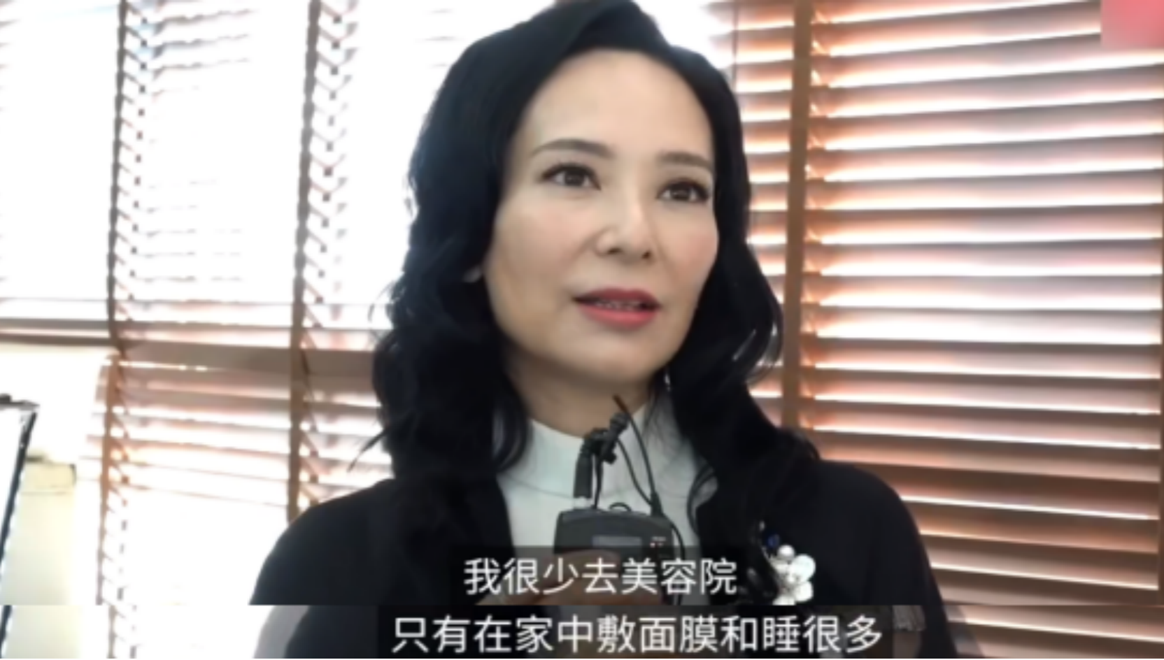 47歲郭羨妮復(fù)出拍新戲，臉型崎嶇被指認(rèn)不出，和老公一年沒見面