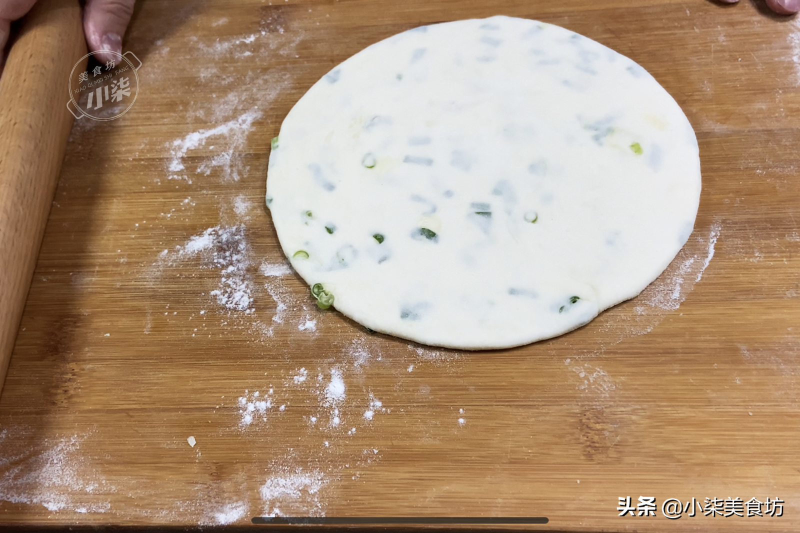 葱油饼这样做，真的是太香了，一周吃7次都不腻，详细做法教会你