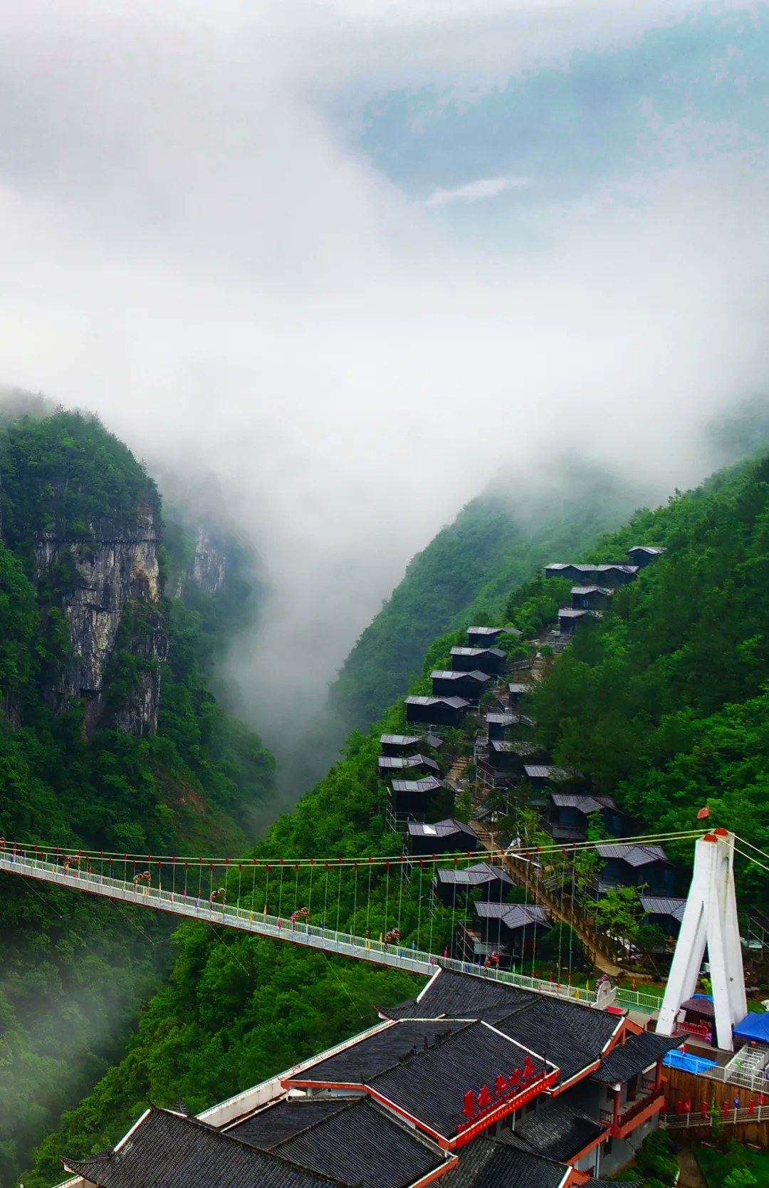 中国旅游日为更好地服务游客，恩施地心谷景区错峰免费
