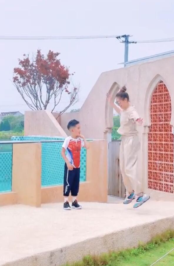 应采儿陪儿子拍大片，亲自指导还跪地帮整理衣服，Jasper乖巧配合