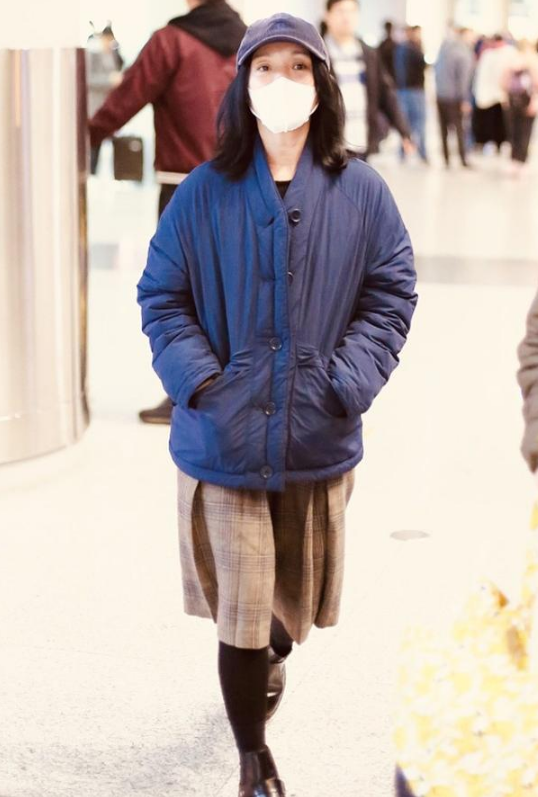周迅造型依旧接地气，穿蓝棉袄配裤裙，走路霸