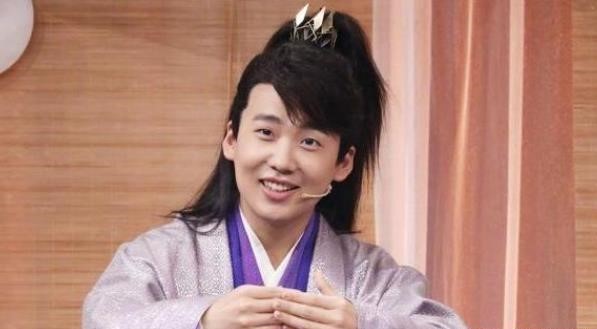 郭麒麟奇怪的消费观！残渣的饮料都要喝光，却