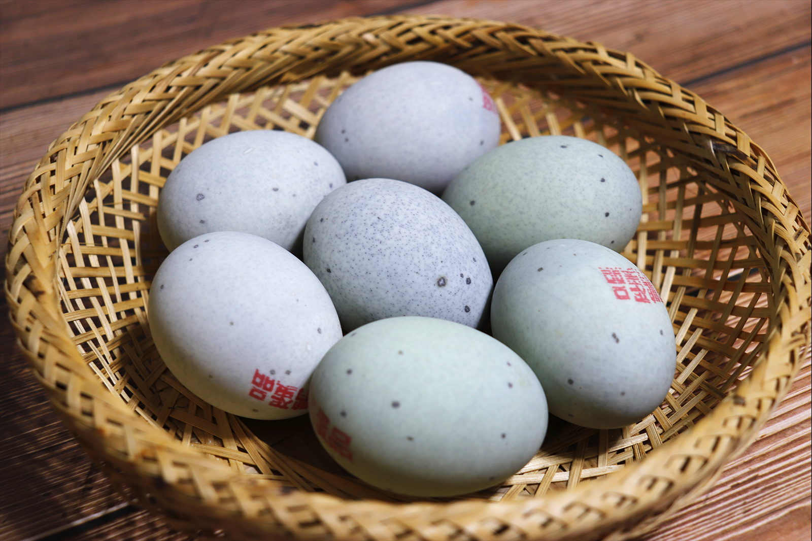 皮蛋放鍋裡蒸一蒸，飯店38元一份，在家做成本8元，待客太有面子