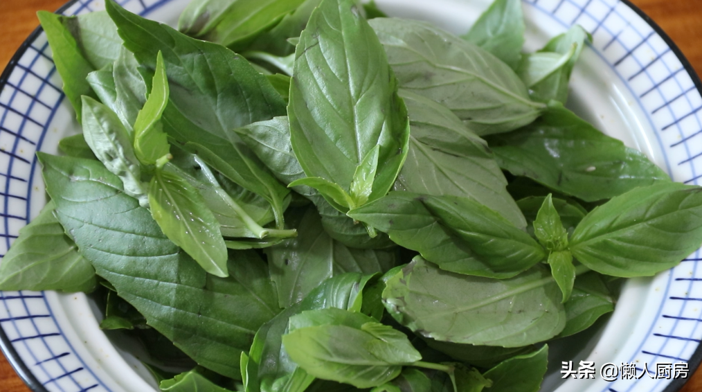 炸鸡裹面包糠不好吃，试试我这种做法，外酥里嫩，配九层塔吃着香