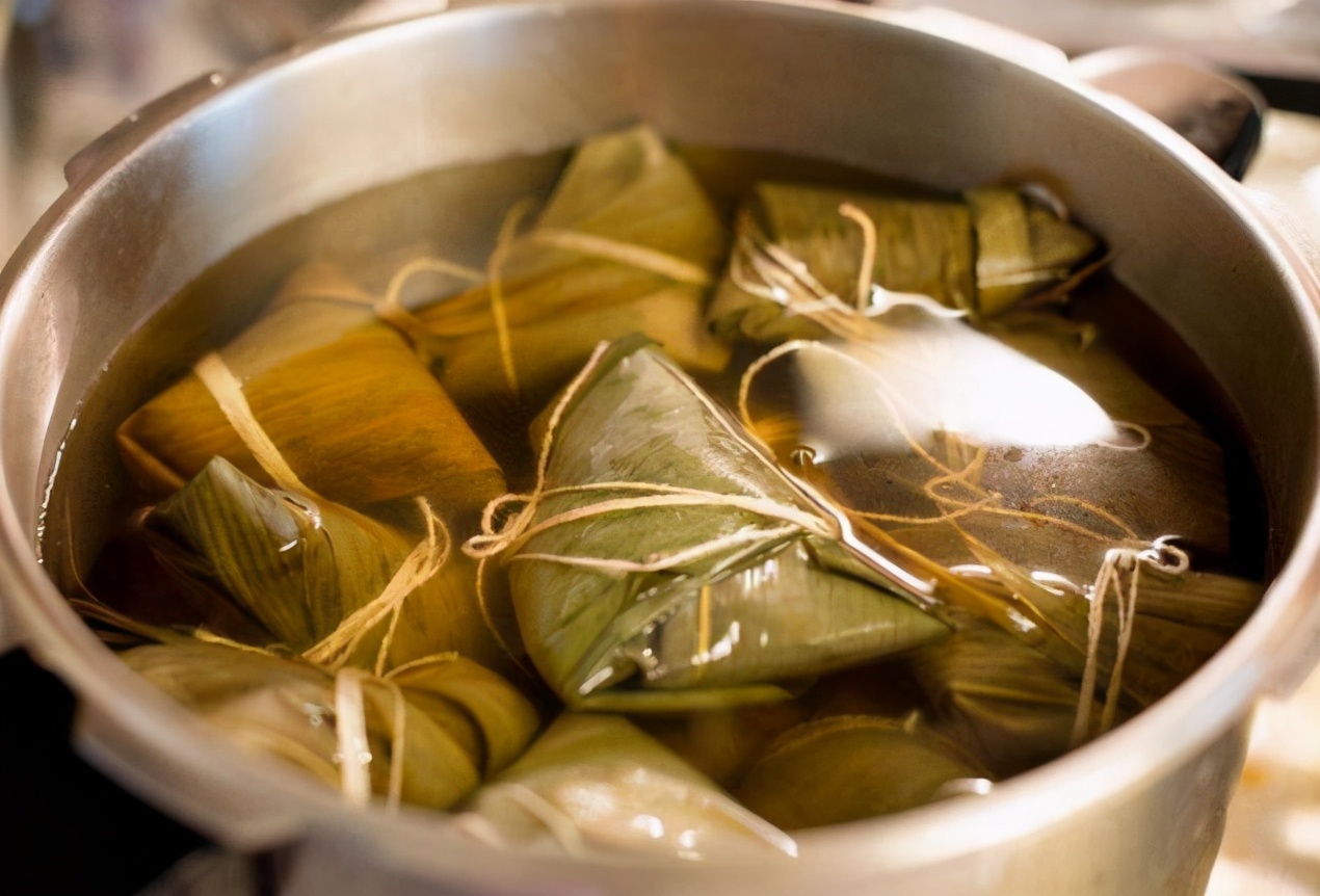When cooking zongzi, don't rush into the pot to cook, master a few