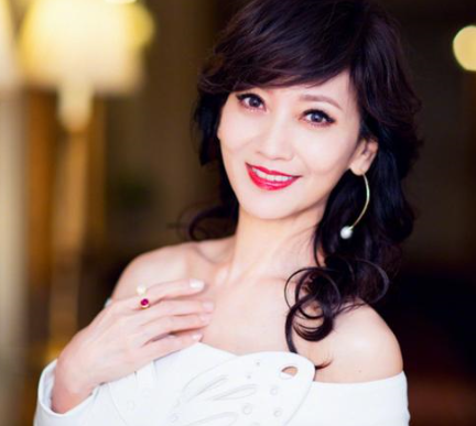 赵雅芝去养老院看望老人,明明只差10岁,看起来