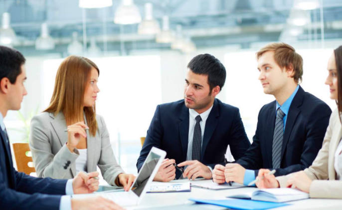 马伊琍陈数参加国剧盛典被指坐姿散漫，与后排