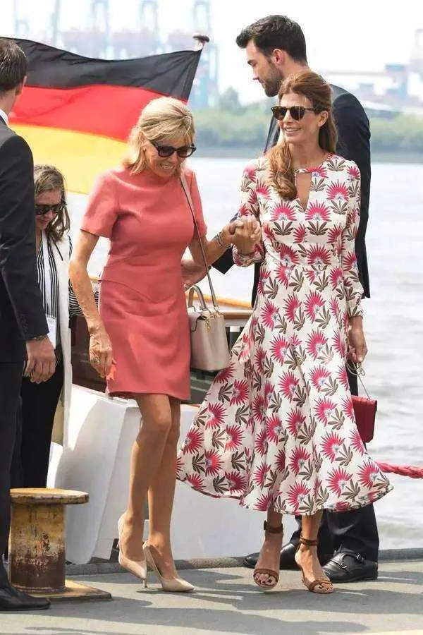 法第一夫人粉衣亮相，又一次扮嫩失败，满屏的