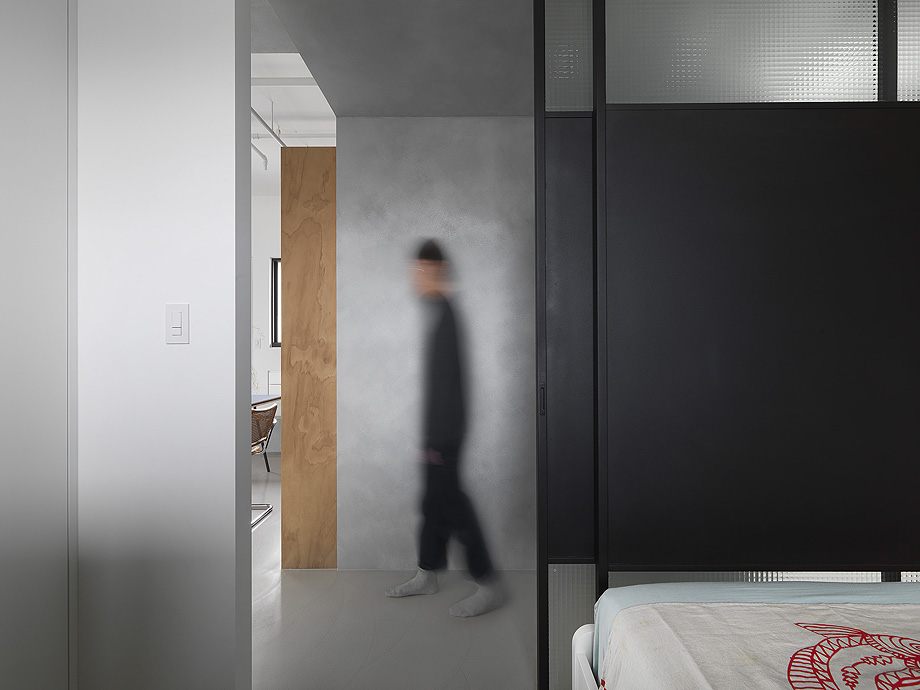一枝傲梅冷寒中，木顶皮椅点褐红，119 m²极简公寓