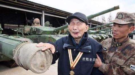 94岁失明老兵隐居71年，因身藏日军大印暴露，部队开6辆坦克迎接