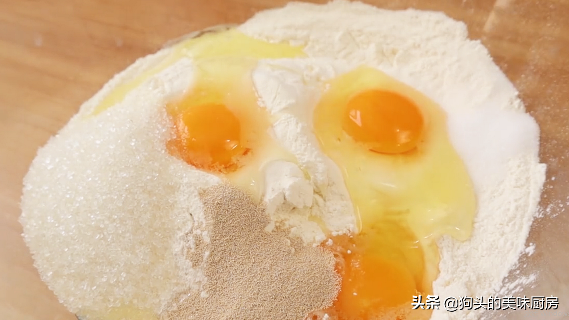 一碗麵粉，3個雞蛋，手指一戳一轉，香甜鬆軟，比買的麵包還好吃
