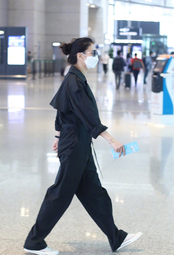 原相机当中的袁咏仪，真是太有优越感了，虽然皮肤有点松但仍很靓