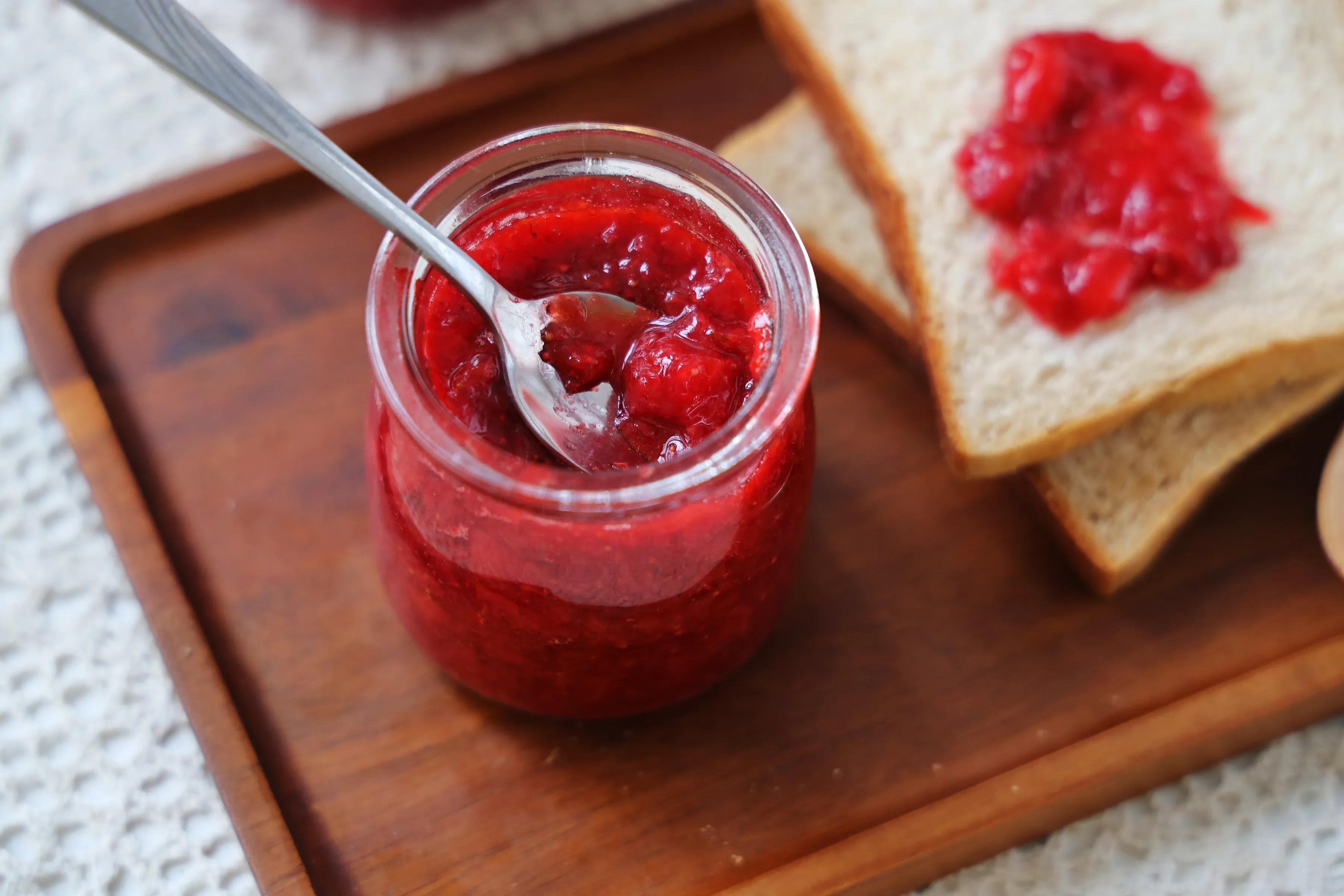 趁著草莓下季，趕緊買點回來做成醬，早餐抹在麵包上，太好吃了