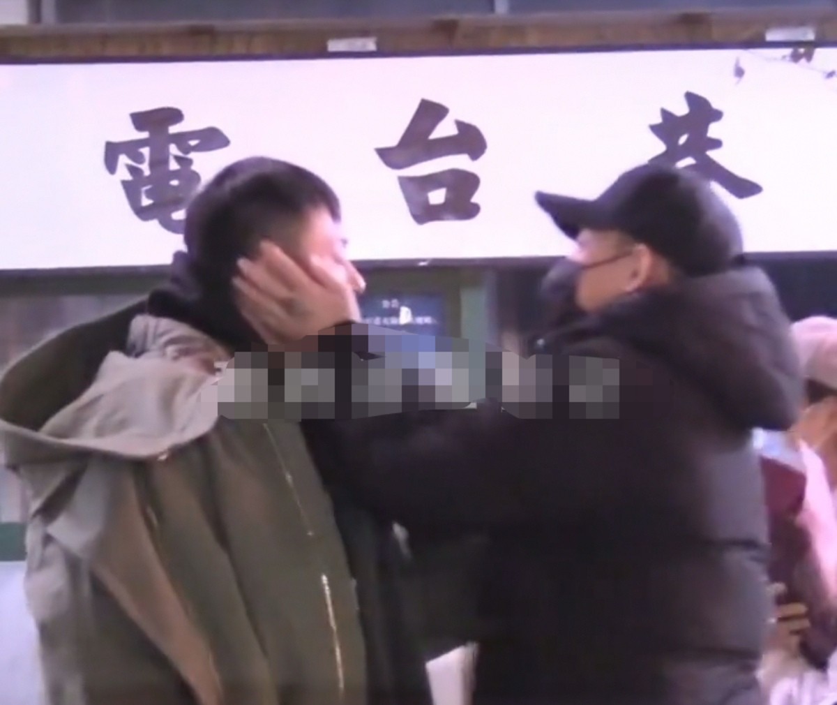 印小天与男生当街表白？大呼此生最爱就是你，还被该男子双手捧脸