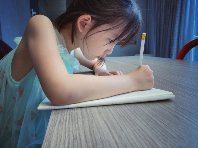 黃磊孫莉曬照為二女兒慶生，7歲多妹穿公主裙扎小辮，越來越漂亮