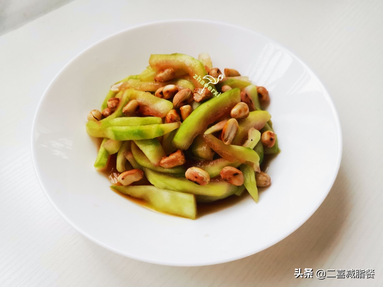 减肥期间西瓜能不能吃？西瓜皮不要扔掉，做低热量的减脂食谱吧