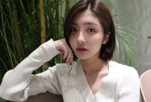 王思聪一改往日做派，不带美女带保镖，一人开