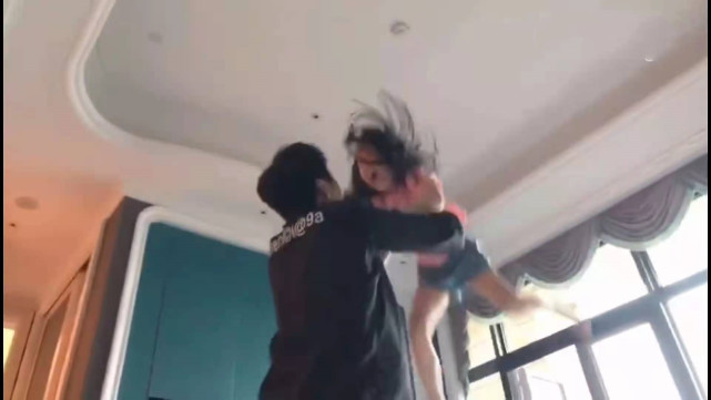 伊能静带女儿探班老公，秦昊陪娃疯玩显宠溺，米粒一字马秀小长腿