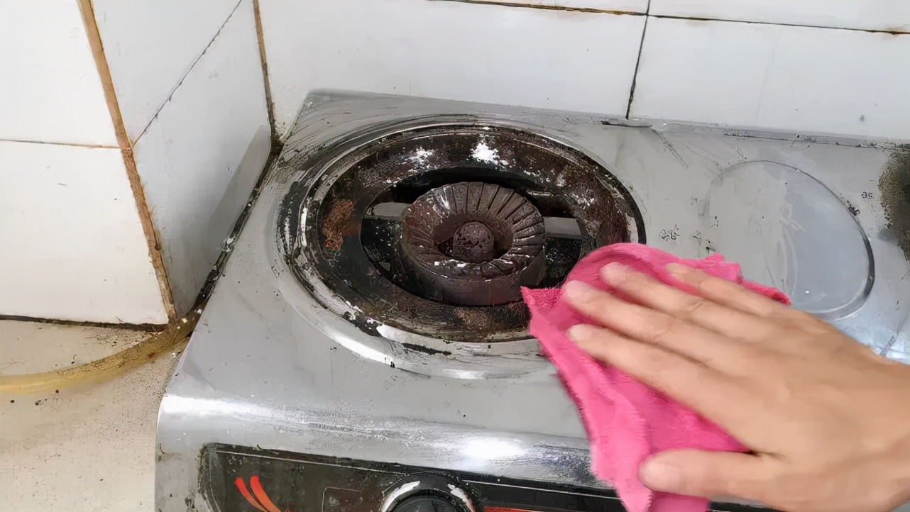 不用花钱做厨房保洁，一个小妙招让你家的燃气灶立马锃亮如新