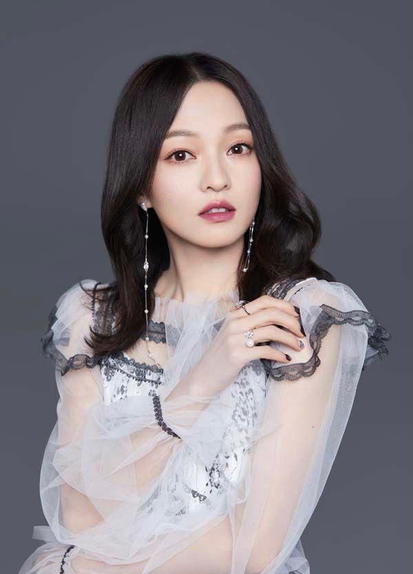 39岁张韶涵瘦到显病态，腿部筋骨明显，蚂蚁腰比头围还要小？